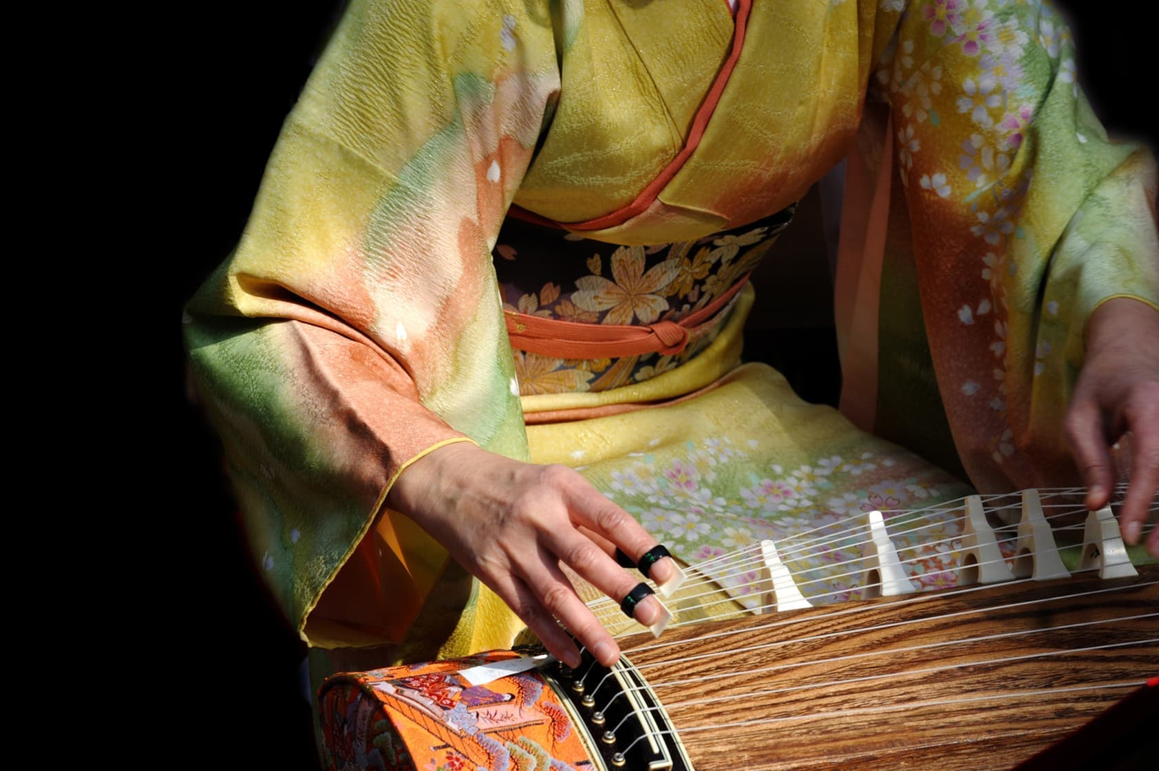 琴を弾く女性